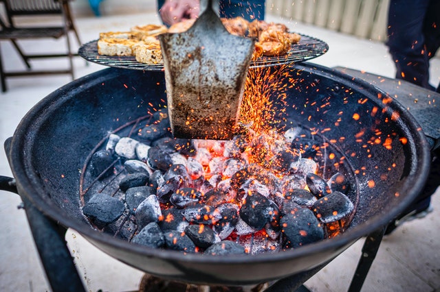 How long does a charcoal grill stay hot? 