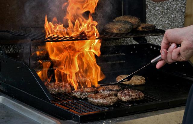 Gas grill vs charcoal grill: Which One Is Best For Easy Cooking?